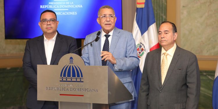 Abinader entrega informe con irregularidades de SENASA ante Procuraduría
