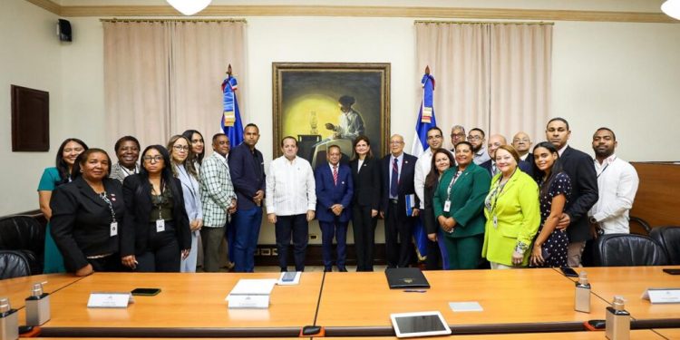 Vicepresidenta recibe a estudiantes de la diáspora y refuerza compromiso con la educación en el exterior