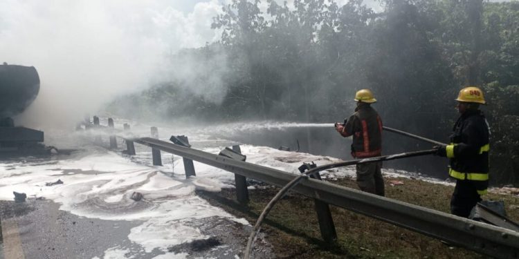 Sistema 911 coordina asistencia ante accidente de tránsito con incendio en SDN