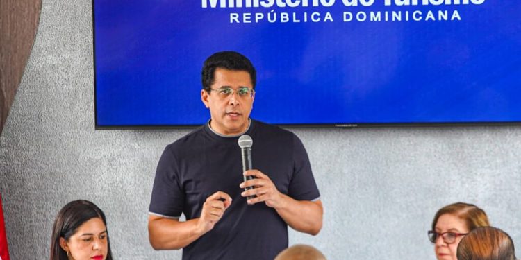 David Collado deja iniciada reconstrucción de la isleta en Salcedo, Hermanas Mirabal