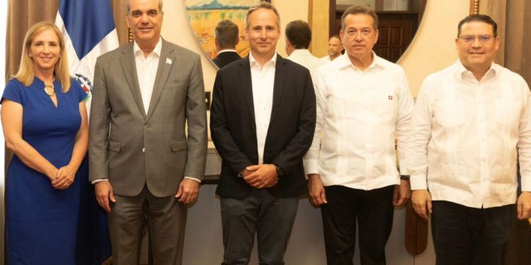 El presidente Abinader se reúne con representantes de Amazon