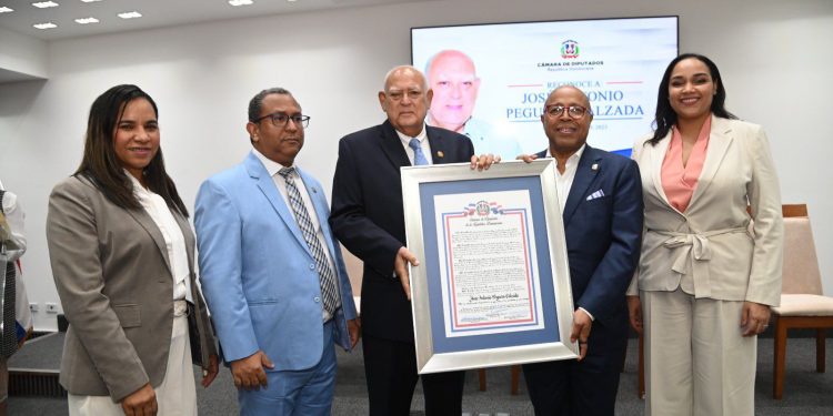 Cámara de Diputados Reconoce al Dr. José Antonio Peguero Calzada por sus Aportes a la Neurocirugía