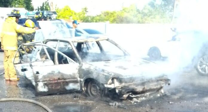 Se incendia vehículo de la ruta CJ27 en Pontezuela Santiago