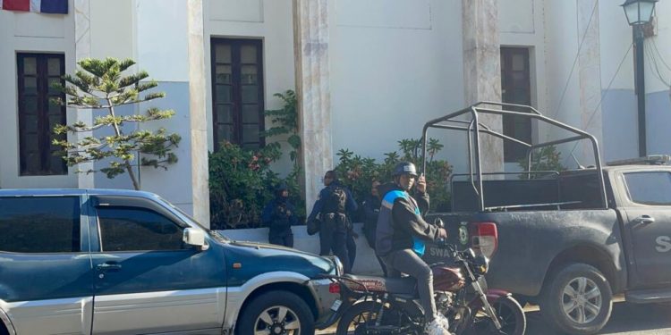Policía se despliega frente a la Gobernación de Santiago ante posible marcha de familiares de Vladimir Valerio