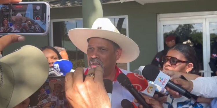 Alcalde de Dajabón denuncia complicidad en paso irregular de haitianos y respalda avances del muro fronterizo