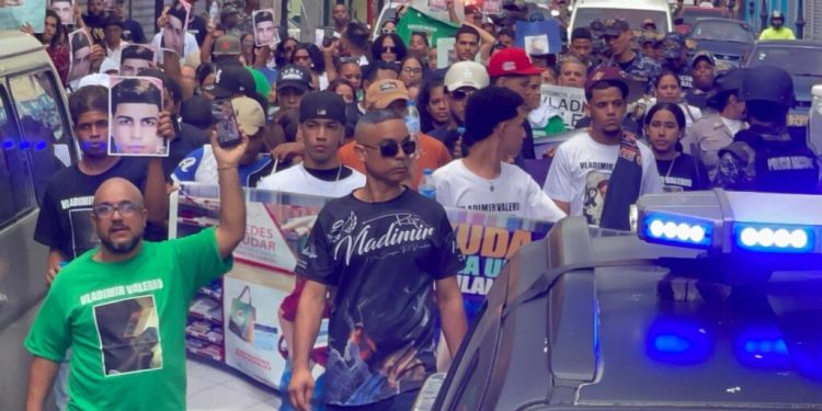 Familiares de José Vladimir Valerio marchan en Santiago exigiendo justicia y limpieza de su nombre