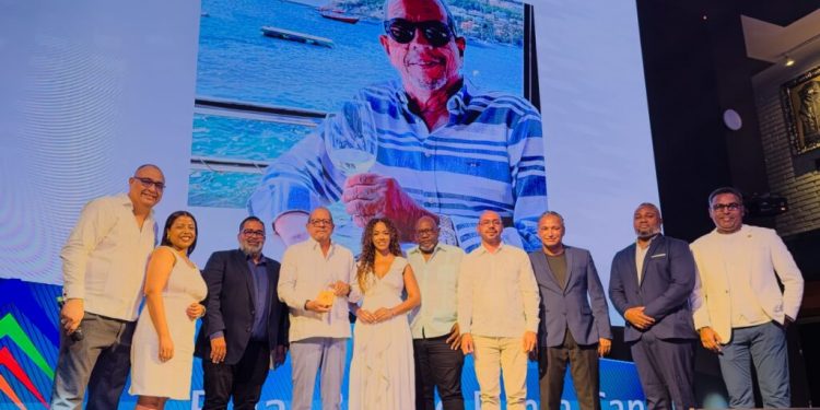 Adompretur reconoce a Ernesto Veloz; advierte proyectos irregulares dañan la imagen de los destinos turísticos