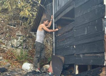 Incendio reduce a cenizas tres viviendas y deja a padre con dos hijos en la calle en Santiago