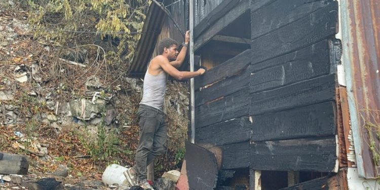 Incendio reduce a cenizas tres viviendas y deja a padre con dos hijos en la calle en Santiago
