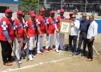 Liga deportiva de Los Laveros Ausentes reconoce al doctor Plutarco Arias en Villa González