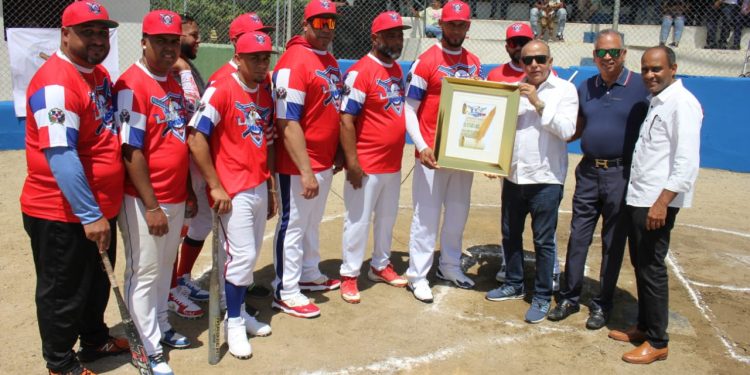 Liga deportiva de Los Laveros Ausentes reconoce al doctor Plutarco Arias en Villa González