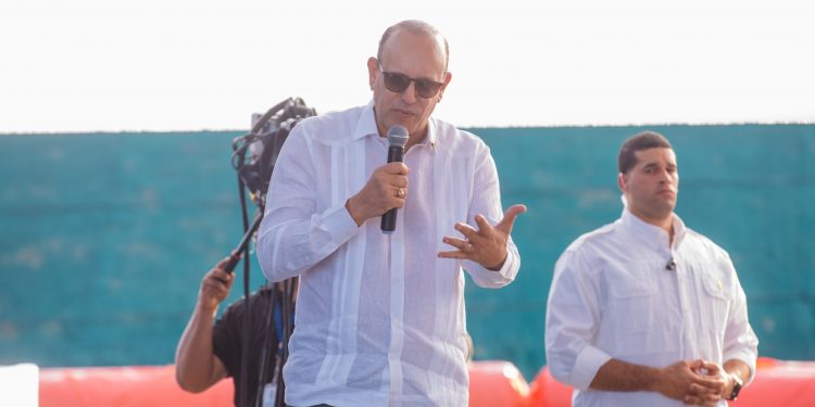 Alcalde Ulises Rodríguez detalla construcción del Hospedaje Yaque en Santiago