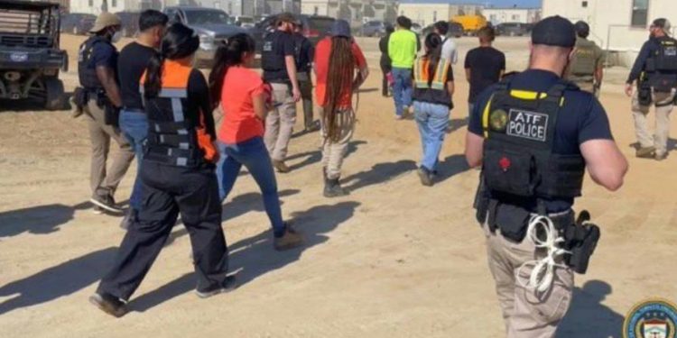 Más de 400 detenidos durante una redada migratoria en planta de Hyundai en Georgia, EE. UU.