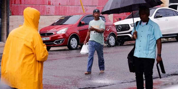 Fuertes lluvias afectarán gran parte del país por vaguada y una activa onda tropical