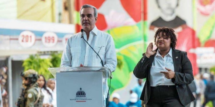 El peculiar oficio de interpretar en lengua de señas la voz de los funcionarios del Gobierno