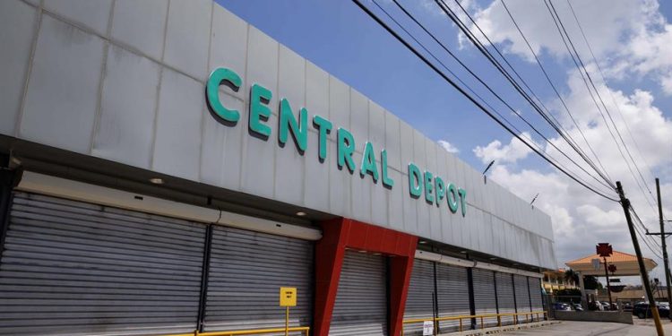 Dieciséis días después continúan clausurados 11 comercios chinos por operar sin licencias