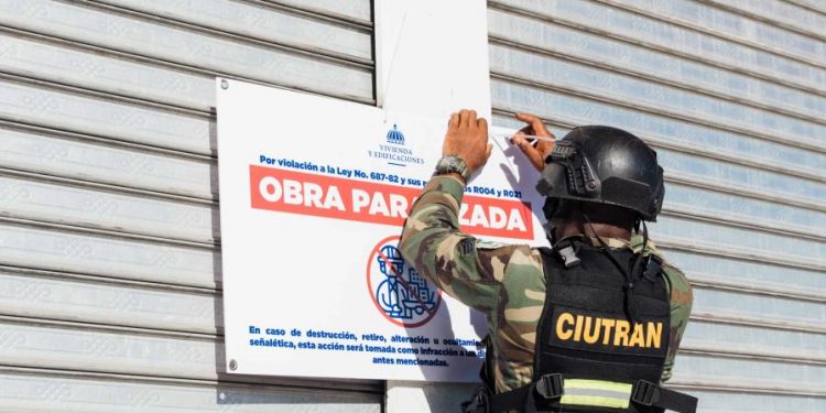 Mived paraliza plazas y naves en el Gran Santo Domingo por incumplir normas de seguridad y permisos