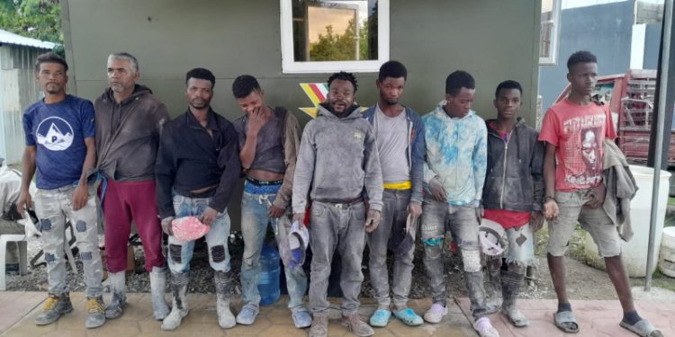 Ejército detiene haitianos indocumentados escondidos dentro de tanques en un camión