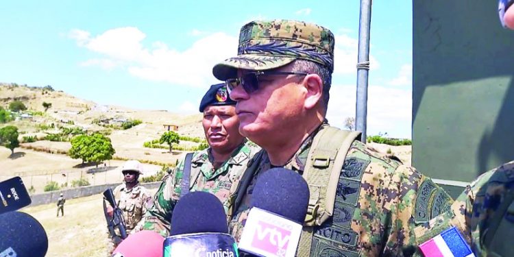 Ministro Defensa se reúne con directivos de Codevi y supervisa verja perimetral en Dajabón