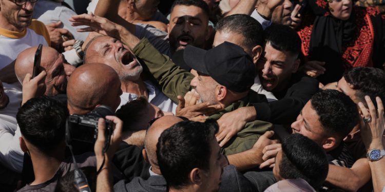 154 prisioneros palestinos liberados por Israel llegan al norte de Egipto