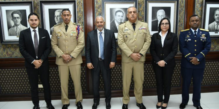 Migración fijaría zonas y sectores laborales en los permisos de residencia de extranjeros