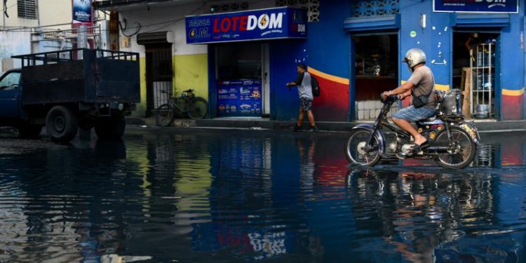 Negocios y hogares quedan atrapados por aguas contaminadas en Villas Agrícolas