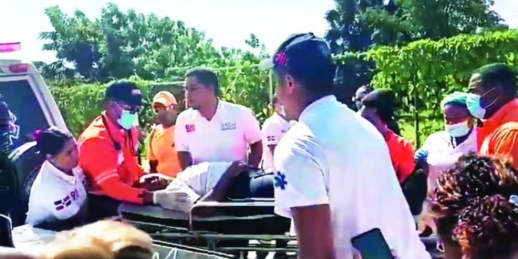 Pánico en liceo de Barahona por desmayo de estudiantes