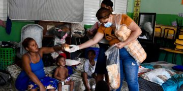 Entre albergue y lodo: La lucha de familias de Capotillo por recuperar hogares tras las crecidas