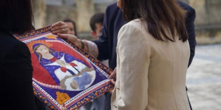 Embajadora Leah Campos acude a eucaristía en la Catedral Primada de América