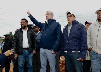 Presidente Abinader supervisa funcionamiento de la cañada saneada por el Gobierno, en visita al distrito municipal Villa Linda – Palmarejo, para conocer realidad tras lluvias