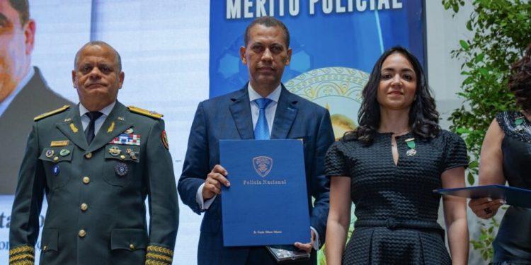 Gómez Mazara recibe Medalla al Mérito Policial por sus aportes en materia tecnológica