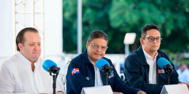 Ministerio de la Presidencia entrega 22 nuevas ambulancias a la DAEH para reforzar servicios de emergencias