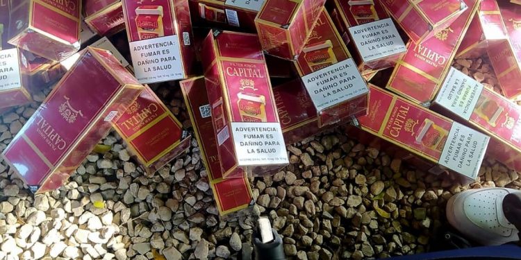 Ejército confisca 10 mil cigarrillos de contrabando a un pasajero de autobús en Azua