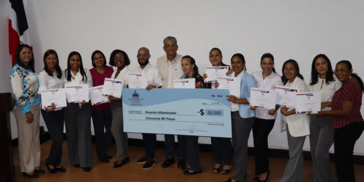 MINERD reconoce a maestros de Santiago por cumplir meta de alfabetización en tiempo oportuno