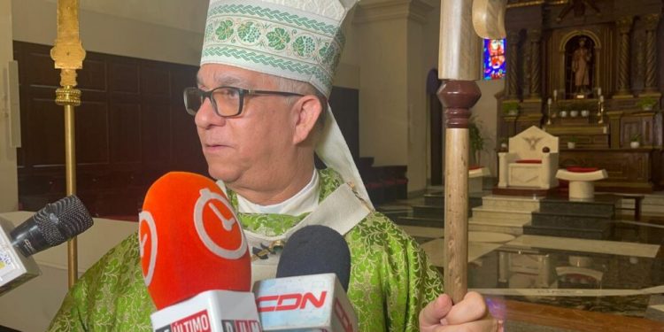 Arzobispo de Santiago deplora feminicidios y urge a reforzar la educación en valores