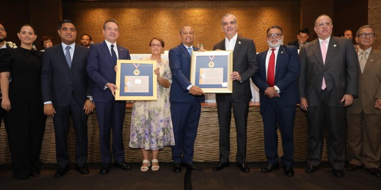 Francisco Morilla y Farmacia el Sol reconocidos en Premio Juan Pablo Duarte Comerciante durante la celebración del 51 aniversario Federación Dominicana de Comerciantes