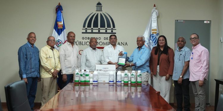 Ministro Limber Cruz entrega productos fitosanitarios a clústeres de mango y aguacate para fortalecer la producción nacional