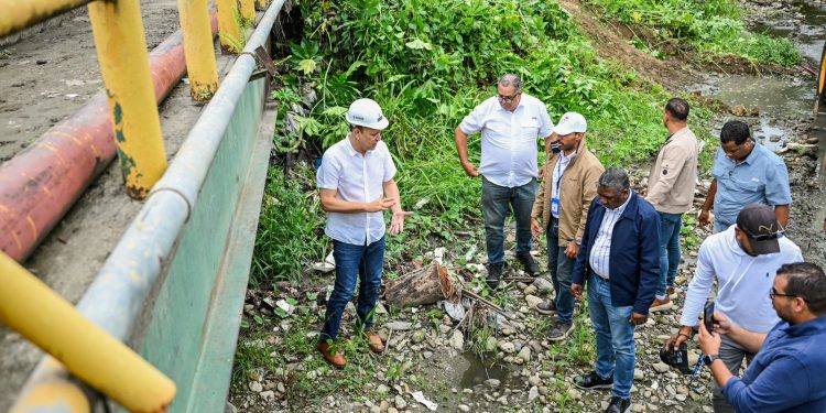 Alcaldía de Santiago realiza saneamiento de cañadas ante lluvias por tormenta Melissa
