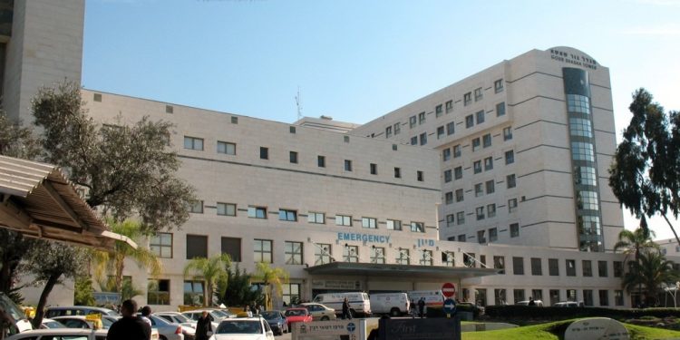 Los últimos tres exrehenes israelíes son dados de alta y abandonan el hospital