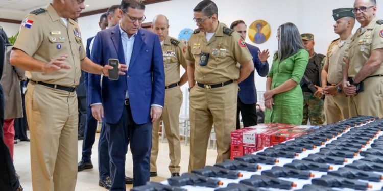 DGA dona generador eléctrico y pertrechos militares al Ministerio de Defensa