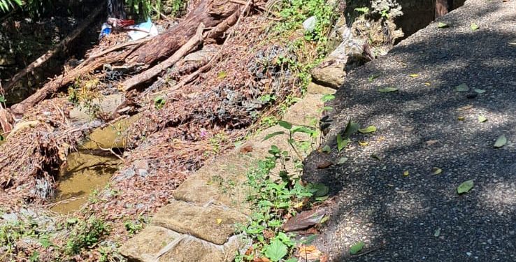 Residentes de más de 15 comunidades de Dajabón, claman al ministro de Obras Públicas y al Presidente Luis Abinader, la pronta intervención en un puente de un importante tramo carretero, en esa demarcación