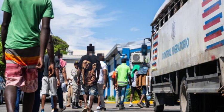 Operaciones de interdicción de la DGM reportan 1,082 detenidos y 910 deportados