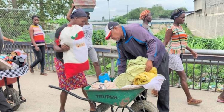Autoridades dominicanas aplican vigilancia sanitaria en paso fronterizo por brote de cólera en Haití