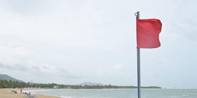 Mantienen bandera roja en playas de Puerto Plata por fuerte oleaje