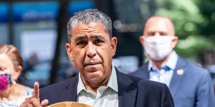 Adriano Espaillat defiende su ideología demócrata y pide a neoyorquinos "volver a casa"