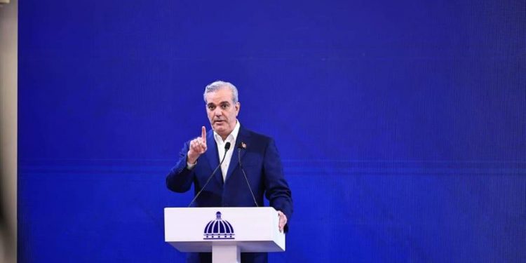 Abinader reta a la oposición a discutir el endeudamiento