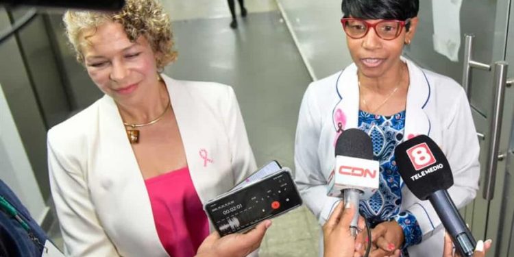 Denuncian salarios irregulares en Oncológico de Santiago