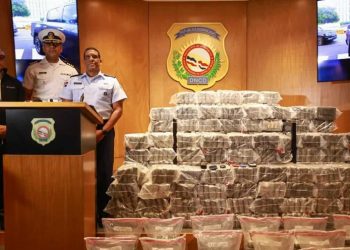 Interceptan lancha en Baní con 650 paquetes de droga; dos dominicanos detenidos