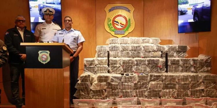 Interceptan lancha en Baní con 650 paquetes de droga; dos dominicanos detenidos