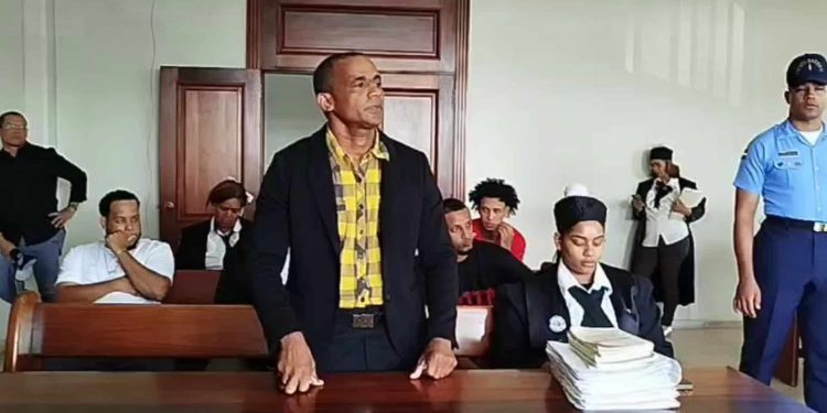 Condenan a 10 años de prisión a profesor de Santiago por abuso y agresión sexual contra 13 víctimas